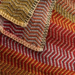 FRI Lammwolldecke 150 x 200cm Summer red 3454^Roros Tweed Clearance