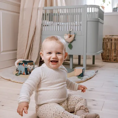 Baby- & Juniorbett mist green FSC™^Sebra Hot