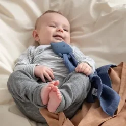Naturkautschuk Beißringe mit kuscheltuch Rebel blau Sale^Sebra Hot